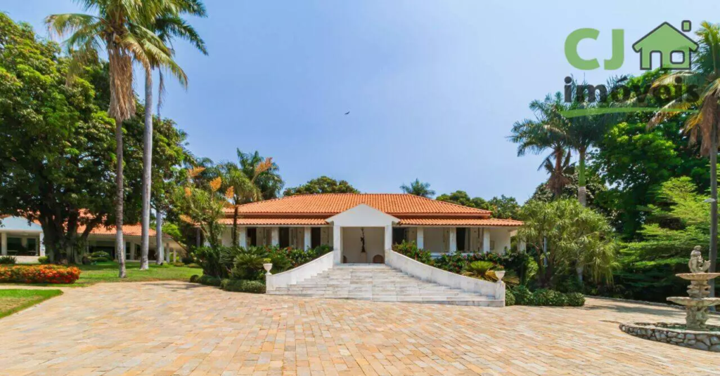 Casa histórica à beira da orla central com 1.400m²